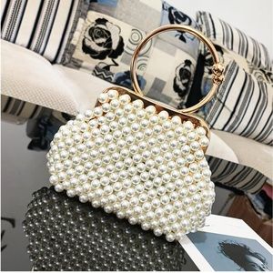 🦪 NWOT Pearl Bracelet Handbag with Chain Strap